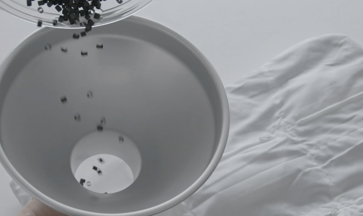 素材を枕に入れている画像