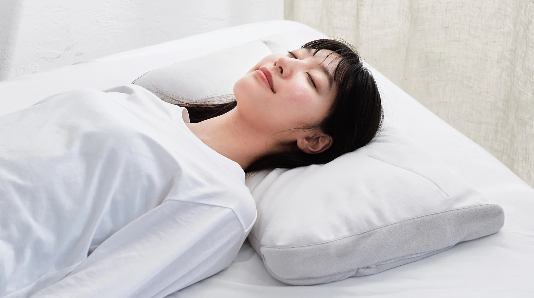 仰向けに寝ている女性の画像