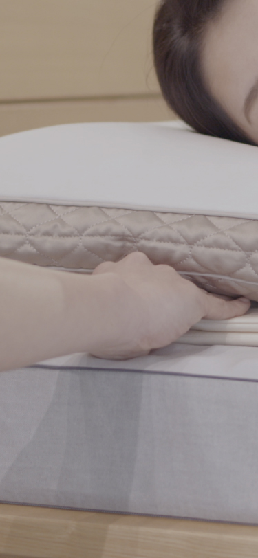 枕の高さを計っている画像