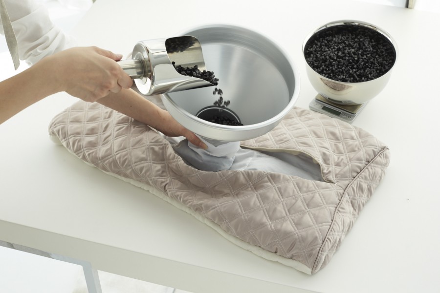 枕に素材を入れる画像